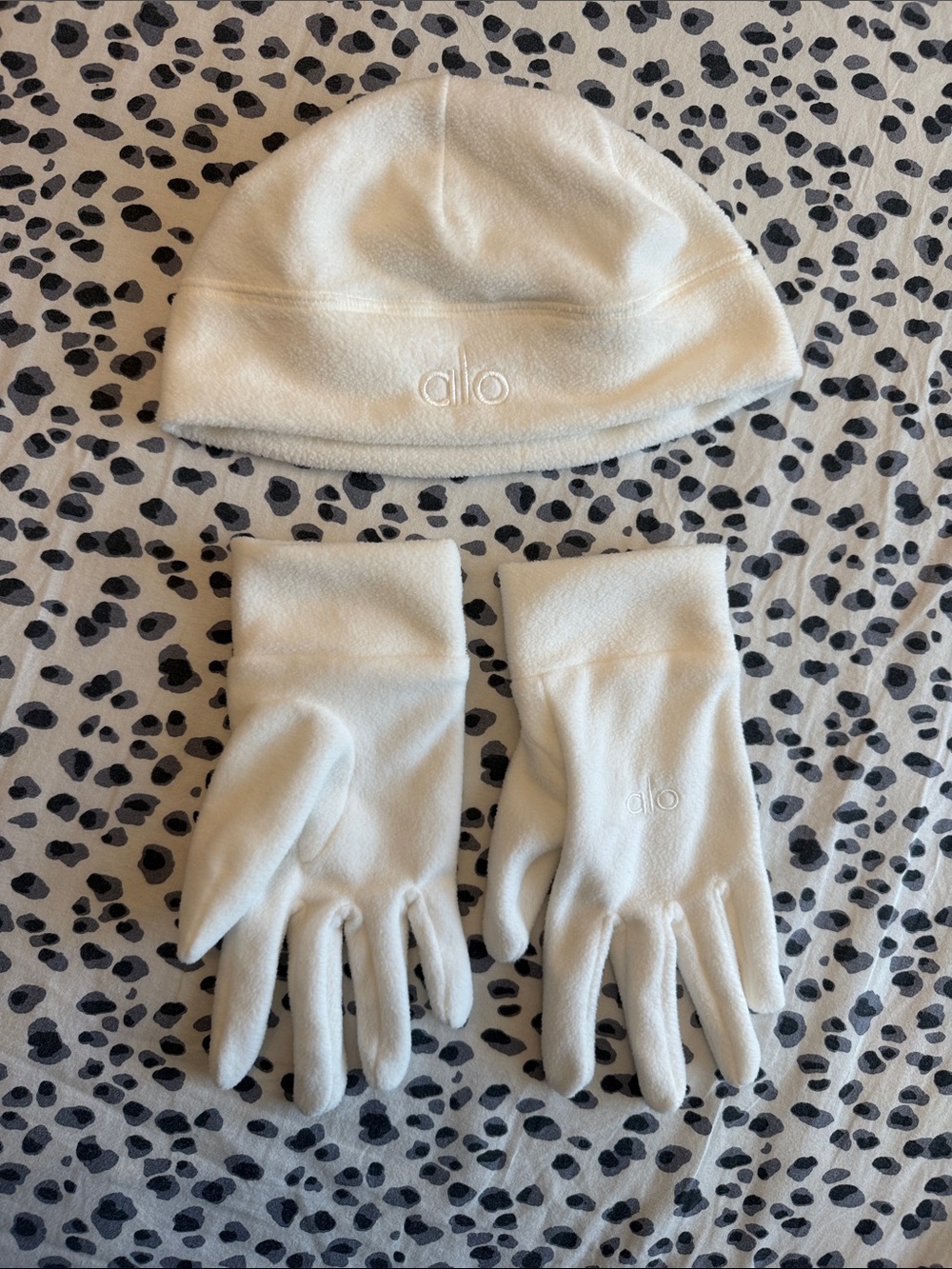 ALO Yoga performance fleece beanie and glove set. NWT